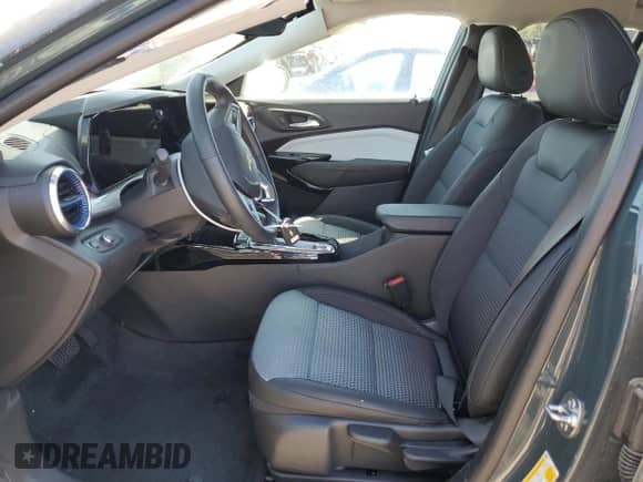 2025 Chevrolet Trax LT z VIN KL77LHEP7SC244186, wystawiony jako Copart lot #85184155 z przebiegiem 4 563 mil mil oraz Czysty tytuł • Clean title. Historia ofert i sprzedaży dostępna na DreamBid. Obrazek 7.