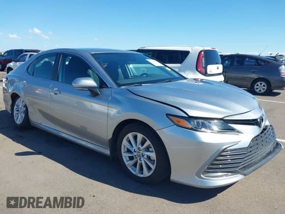 2023 Toyota Camry LE z VIN 4T1R11AK2PU828477, wystawiony jako IAAI lot #43449545 z przebiegiem 8 235 mil mil oraz . Historia ofert i sprzedaży dostępna na DreamBid. Obrazek 1.