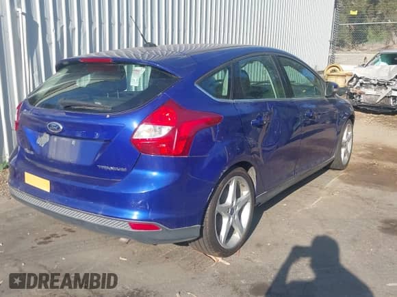 2014 Ford Focus Titanium z VIN 1FADP3N27EL169470, wystawiony jako IAAI lot #43073602 z przebiegiem 244 891 mil mil oraz . Historia ofert i sprzedaży dostępna na DreamBid. Obrazek 4.