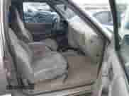 1998 Chevrolet Blazer z VIN 1GNDT13W2WK219934, wystawiony jako IAAI lot #43042757 z przebiegiem 176 988 mil mil oraz . Historia ofert i sprzedaży dostępna na DreamBid. Obrazek 5.