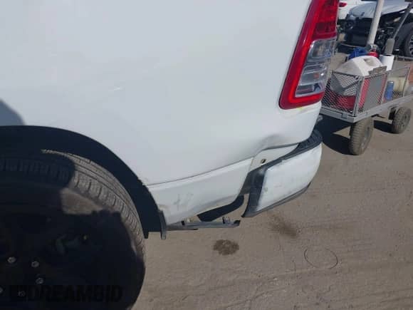 2020 Ram 1500 Big Horn z VIN 1C6SRFFT8LN397491, wystawiony jako IAAI lot #42543417 z przebiegiem 74 639 mil mil oraz . Historia ofert i sprzedaży dostępna na DreamBid. Obrazek 18.