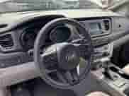 2017 Kia Sedona L с VIN KNDMA5C12H6285616, выставлен на аукционе Copart как лот 81238265 с пробегом 188 724 миль миль и Чистый • Clean title. История ставок и продаж доступна на DreamBid. Изображение 9.