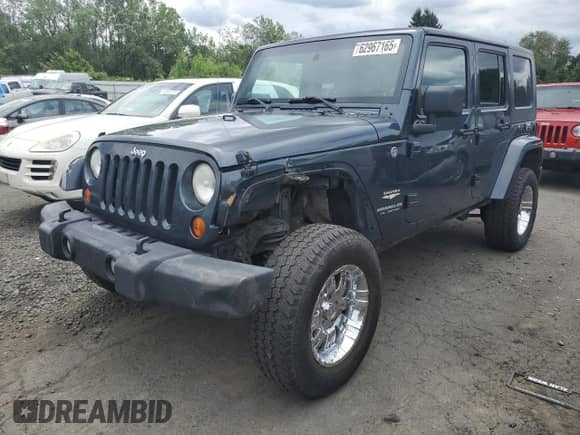 2007 Jeep Wrangler Unlimited Sahara z VIN 1J4GA59107L120503, wystawiony jako Copart lot #62967165 z przebiegiem 108 035 mil mil oraz Szkoda całkowita • Salvage title. Historia ofert i sprzedaży dostępna na DreamBid. Obrazek 1.