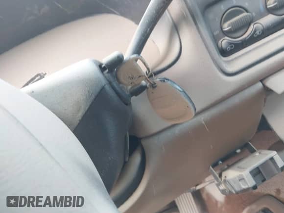 1999 Chevrolet Silverado 2500 LS с VIN 1GCGK29U3XE184518, выставлен на аукционе IAAI как лот 40603528 с пробегом Не указан миль и . История ставок и продаж доступна на DreamBid. Изображение 11.