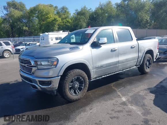 2019 Ram 1500 Laramie z VIN 1C6SRFJTXKN516700, wystawiony jako IAAI lot #43223624 z przebiegiem 75 378 mil mil oraz . Historia ofert i sprzedaży dostępna na DreamBid. Obrazek 2.