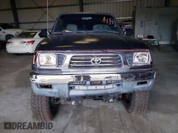 1997 Toyota Tacoma z VIN 4TAWN72N8VZ275224, wystawiony jako Copart lot #53267355 z przebiegiem 258 016 mil mil oraz Szkoda całkowita • Salvage title. Historia ofert i sprzedaży dostępna na DreamBid. Obrazek 5.