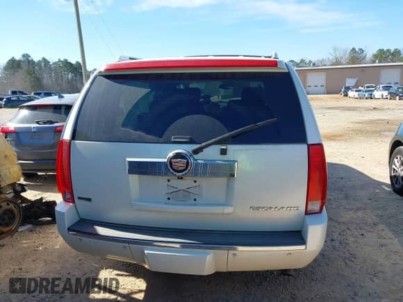 2011 Cadillac Escalade ESV Premium z VIN 1GYS4JEF1BR154922, wystawiony jako IAAI lot #41487239 z przebiegiem 154 979 mil mil oraz . Historia ofert i sprzedaży dostępna na DreamBid. Obrazek 16.