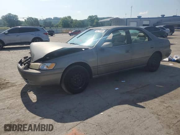 1998 Toyota Camry LE z VIN 4T1BG22K1WU308533, wystawiony jako Copart lot #66738395 z przebiegiem 112 475 mil mil oraz Czysty tytuł • Clean title. Historia ofert i sprzedaży dostępna na DreamBid. Obrazek 1.