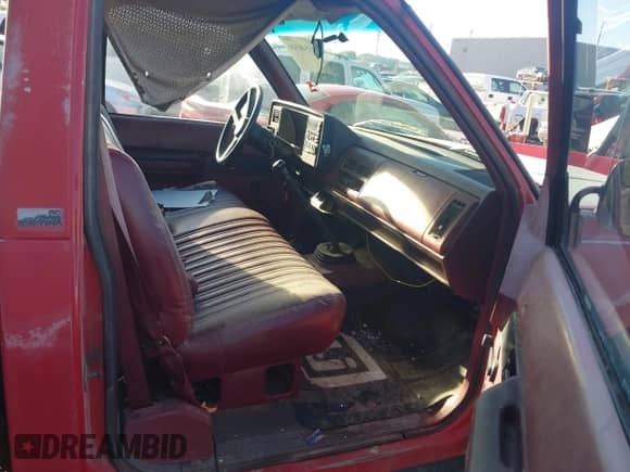 1989 GMC Sierra 1500 z VIN 1GTGC24J8KE531408, wystawiony jako IAAI lot #43540316 z przebiegiem 185 836 mil mil oraz . Historia ofert i sprzedaży dostępna na DreamBid. Obrazek 5.