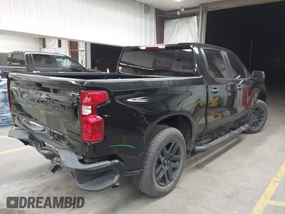 2024 Chevrolet Silverado 1500 Custom z VIN 1GCPABEKXRZ193445, wystawiony jako IAAI lot #43240442 z przebiegiem 26 813 mil mil oraz . Historia ofert i sprzedaży dostępna na DreamBid. Obrazek 4.