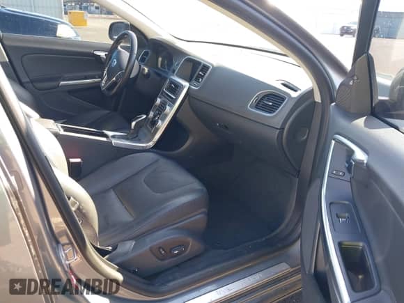 2017 Volvo S60 Inscription с VIN LYV402HK7HB120640, выставлен на аукционе IAAI как лот 41583114 с пробегом 71 884 миль миль и . История ставок и продаж доступна на DreamBid. Изображение 5.