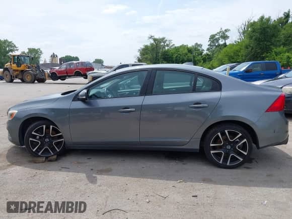 2018 Volvo S60 Dynamic с VIN YV140MTL4J2460924, выставлен на аукционе IAAI как лот 42475146 с пробегом 105 914 миль миль и . История ставок и продаж доступна на DreamBid. Изображение 14.