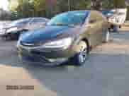 2016 Chrysler 200 Touring z VIN 1C3CCCFB7GN192792, wystawiony jako IAAI lot #43465038 z przebiegiem 107 870 mil mil oraz . Historia ofert i sprzedaży dostępna na DreamBid. Obrazek 6.
