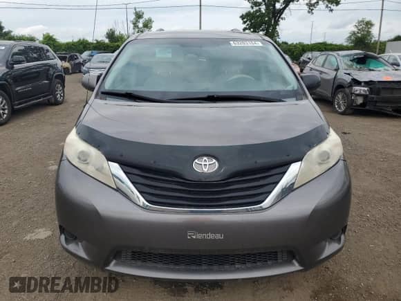 2013 Toyota Sienna z VIN 5TDKA3DC6DS016802, wystawiony jako Copart lot #63203104 z przebiegiem Nie podano mil oraz Nie do naprawy • Non repairable. Historia ofert i sprzedaży dostępna na DreamBid. Obrazek 5.