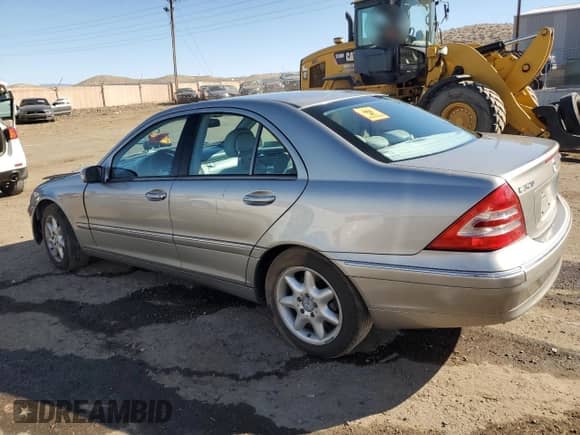 2003 Mercedes-Benz C 320 с VIN WDBRF84JX3F375899, выставлен на аукционе Copart как лот 77395744 с пробегом 116 589 миль миль и Списание • Salvage title. История ставок и продаж доступна на DreamBid. Изображение 2.