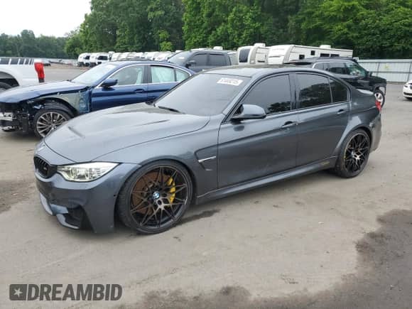 2017 BMW M3 z VIN WBS8M9C37H5G86176, wystawiony jako Copart lot #61449215 z przebiegiem 71 108 mil mil oraz Szkoda całkowita • Salvage title. Historia ofert i sprzedaży dostępna na DreamBid. Obrazek 1.