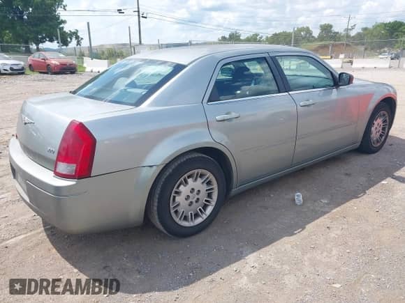 2005 Chrysler 300 300 z VIN 2C3JA43R85H553263, wystawiony jako IAAI lot #42786599 z przebiegiem 183 825 mil mil oraz . Historia ofert i sprzedaży dostępna na DreamBid. Obrazek 4.