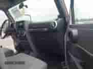 2008 Jeep Wrangler Unlimited Sahara z VIN 1J4GA59148L617989, wystawiony jako IAAI lot #43095265 z przebiegiem 153 328 mil mil oraz . Historia ofert i sprzedaży dostępna na DreamBid. Obrazek 5.