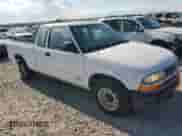 2000 Chevrolet S-10 LS z VIN 1GCCS1956YK294144, wystawiony jako Copart lot #64864955 z przebiegiem 61 480 mil mil oraz Czysty tytuł • Clean title. Historia ofert i sprzedaży dostępna na DreamBid. Obrazek 4.