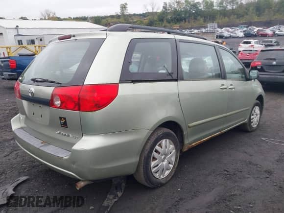 2010 Toyota Sienna CE z VIN 5TDKK4CCXAS303057, wystawiony jako IAAI lot #43411711 z przebiegiem 153 537 mil mil oraz . Historia ofert i sprzedaży dostępna na DreamBid. Obrazek 4.