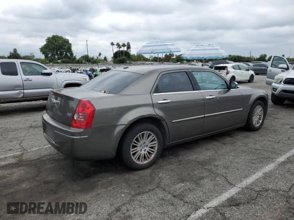 2010 Chrysler 300 Touring с VIN 2C3CA5CV9AH190252, выставлен на аукционе Copart как лот 84009125 с пробегом 135 849 миль миль и Списание • Salvage title. История ставок и продаж доступна на DreamBid. Изображение 3.
