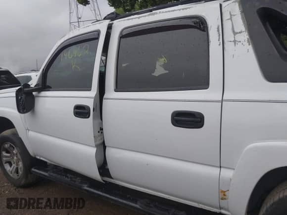 2005 Chevrolet Avalanche Z71 with VIN 3GNEK12Z45G146462, listed as a IAAI auction lot 42876406 with 261,707 mi miles and . Bid and sale history available at DreamBid. Image 14.