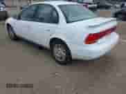 1999 Saturn SL z VIN 1G8ZK5279XZ290439, wystawiony jako IAAI lot #41899736 z przebiegiem 154 348 mil mil oraz . Historia ofert i sprzedaży dostępna na DreamBid. Obrazek 3.