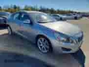 2013 Volvo S60 T6 R-Design Platinum с VIN YV1902FH1D2230439, выставлен на аукционе Copart как лот 85838645 с пробегом 62 484 миль миль и Списание • Salvage title. История ставок и продаж доступна на DreamBid. Изображение 4.
