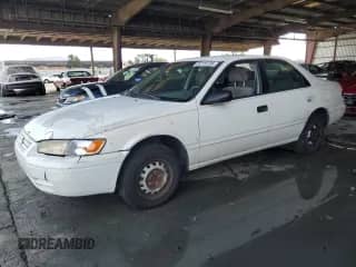 1998 Toyota Camry LE z VIN 4T1BG22K0WU327459, wystawiony jako Copart lot #85115735 z przebiegiem 359 604 mil mil oraz Czysty tytuł • Clean title. Historia ofert i sprzedaży dostępna na DreamBid. Obrazek 1.