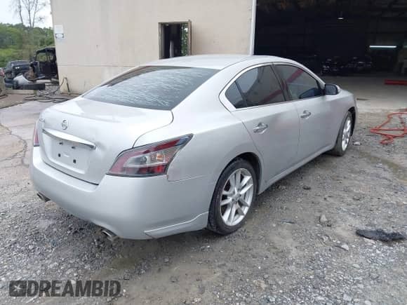 2013 Nissan Maxima SV z VIN 1N4AA5AP4DC823406, wystawiony jako IAAI lot #42730703 z przebiegiem 100 176 mil mil oraz . Historia ofert i sprzedaży dostępna na DreamBid. Obrazek 4.