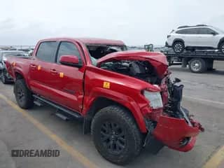 2023 Toyota Tacoma SR5 z VIN 3TYAZ5CNXPT032478, wystawiony jako IAAI lot #42649522 z przebiegiem Nie podano mil oraz . Historia ofert i sprzedaży dostępna na DreamBid. Obrazek 1.