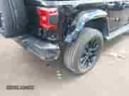 2022 Jeep Wrangler Unlimited Sahara z VIN 1C4JJXP69NW198960, wystawiony jako IAAI lot #42255807 z przebiegiem 23 789 mil mil oraz . Historia ofert i sprzedaży dostępna na DreamBid. Obrazek 6.