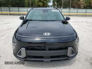 2024 Hyundai Kona SEL z VIN KM8HB3AB4RU179840, wystawiony jako Copart lot #71018034 z przebiegiem 2 017 mil mil oraz Szkoda całkowita • Salvage title. Historia ofert i sprzedaży dostępna na DreamBid. Obrazek 5.