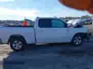 2020 Ram 1500 Big Horn z VIN 1C6RREBT8LN277897, wystawiony jako IAAI lot #41351006 z przebiegiem 50 155 mil mil oraz . Historia ofert i sprzedaży dostępna na DreamBid. Obrazek 13.