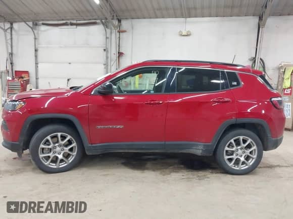 2023 Jeep Compass Latitude Lux с VIN 3C4NJDFN9PT545706, выставлен на аукционе IAAI как лот 42930241 с пробегом 29 926 миль миль и . История ставок и продаж доступна на DreamBid. Изображение 14.