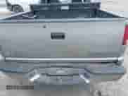 2003 Chevrolet S-10 LS z VIN 1GCCS19X938249822, wystawiony jako IAAI lot #42710292 z przebiegiem 300 968 mil mil oraz . Historia ofert i sprzedaży dostępna na DreamBid. Obrazek 6.