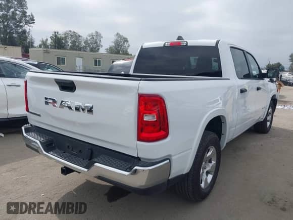 2025 Ram 1500 Big Horn z VIN 1C6RREFG1SN504598, wystawiony jako IAAI lot #42380514 z przebiegiem 7 657 mil mil oraz . Historia ofert i sprzedaży dostępna na DreamBid. Obrazek 4.