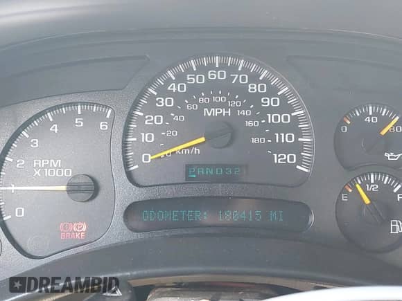 2004 Chevrolet Silverado 1500 LS z VIN 2GCEC19T441130972, wystawiony jako IAAI lot #43262472 z przebiegiem 180 415 mil mil oraz . Historia ofert i sprzedaży dostępna na DreamBid. Obrazek 7.