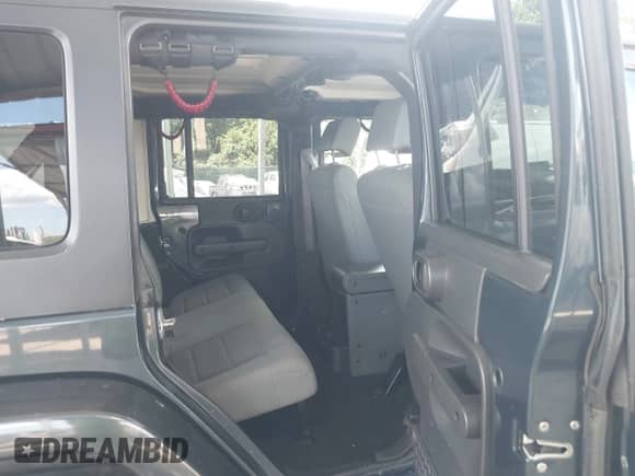 2008 Jeep Wrangler Unlimited Sahara z VIN 1J8GA59148L517387, wystawiony jako IAAI lot #43087691 z przebiegiem Nie podano mil oraz . Historia ofert i sprzedaży dostępna na DreamBid. Obrazek 8.