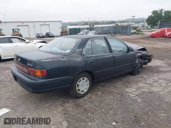 1993 Toyota Camry LE z VIN 4T1SK12E2PU176189, wystawiony jako IAAI lot #42711266 z przebiegiem 141 263 mil mil oraz . Historia ofert i sprzedaży dostępna na DreamBid. Obrazek 4.