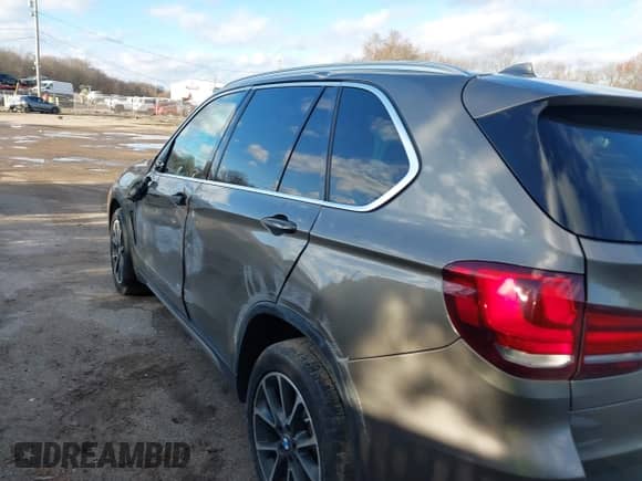 2017 BMW X5 xDrive35i с VIN 5UXKR0C5XH0U52828, выставлен на аукционе IAAI как лот 40899815 с пробегом 130 801 миль миль и . История ставок и продаж доступна на DreamBid. Изображение 6.