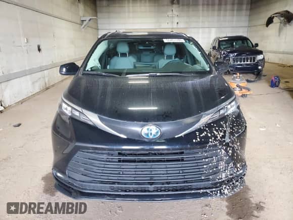 2025 Toyota Sienna XLE z VIN 5TDJSKFC6SS172710, wystawiony jako Copart lot #55451105 z przebiegiem 5 186 mil mil oraz Czysty tytuł • Clean title. Historia ofert i sprzedaży dostępna na DreamBid. Obrazek 5.