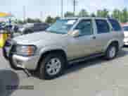 2001 Nissan Pathfinder LE z VIN JN8DR09X11W577615, wystawiony jako IAAI lot #42783525 z przebiegiem 148 627 mil mil oraz . Historia ofert i sprzedaży dostępna na DreamBid. Obrazek 2.