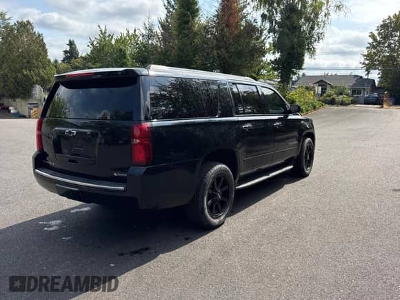 2017 Chevrolet Suburban Premier с VIN 1GNSKJKC9HR217982, выставлен на аукционе Copart как лот 81116585 с пробегом 126 991 миль миль и Списание • Salvage title. История ставок и продаж доступна на DreamBid. Изображение 4.