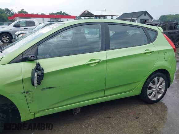 2013 Hyundai Accent SE с VIN KMHCU5AE1DU092402, выставлен на аукционе IAAI как лот 42884754 с пробегом 139 926 миль миль и . История ставок и продаж доступна на DreamBid. Изображение 17.