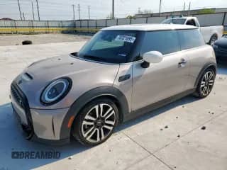 2023 MINI Hardtop Cooper S z VIN WMW53DH02P2T36981, wystawiony jako Copart lot #70321695 z przebiegiem 29 581 mil mil oraz Szkoda całkowita • Salvage title. Historia ofert i sprzedaży dostępna na DreamBid. Obrazek 1.