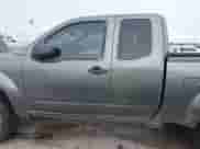 2007 Nissan Frontier SE z VIN 1N6AD06U57C401794, wystawiony jako IAAI lot #42486012 z przebiegiem 254 007 mil mil oraz . Historia ofert i sprzedaży dostępna na DreamBid. Obrazek 14.
