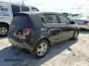 2014 Chevrolet Sonic LT z VIN 1G1JD6SBXE4103557, wystawiony jako Copart lot #76201694 z przebiegiem Nie podano mil oraz Szkoda całkowita • Salvage title. Historia ofert i sprzedaży dostępna na DreamBid. Obrazek 3.