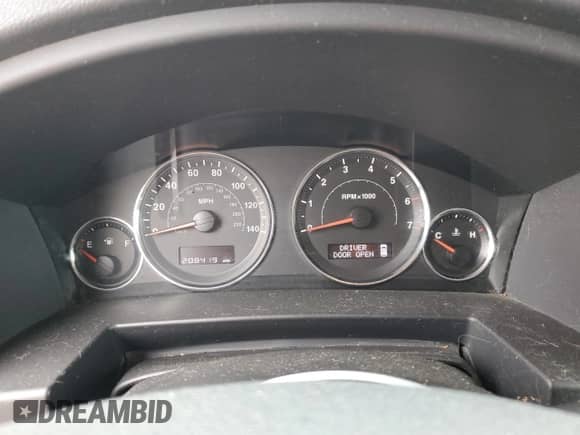 2008 Jeep Commander Sport z VIN 1J8HG48K18C153890, wystawiony jako Copart lot #53191825 z przebiegiem 208 419 mil mil oraz Czysty tytuł • Clean title. Historia ofert i sprzedaży dostępna na DreamBid. Obrazek 9.