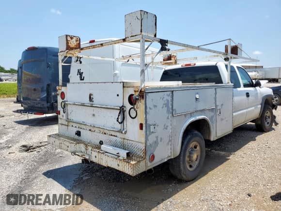 2003 Chevrolet Silverado 2500HD LS with VIN 1GCHC29UX3E196435, listed as a Copart auction lot 60492845 with Not provided miles and Salvage title. Bid and sale history available at DreamBid. Image 3.